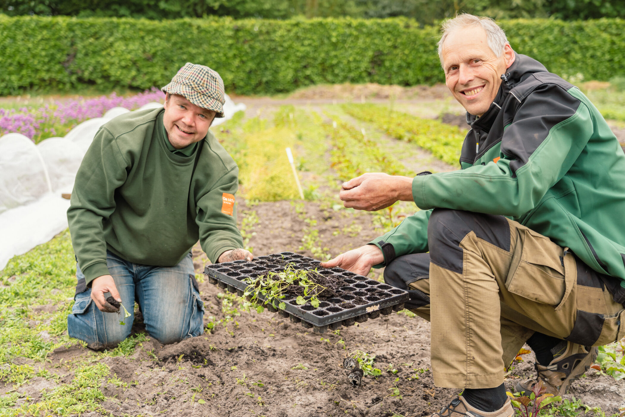 Tuinman Simon met bewoner van Scorlewald werkend in de moestuin de Hoftuin in Bergen ©GittaPolak