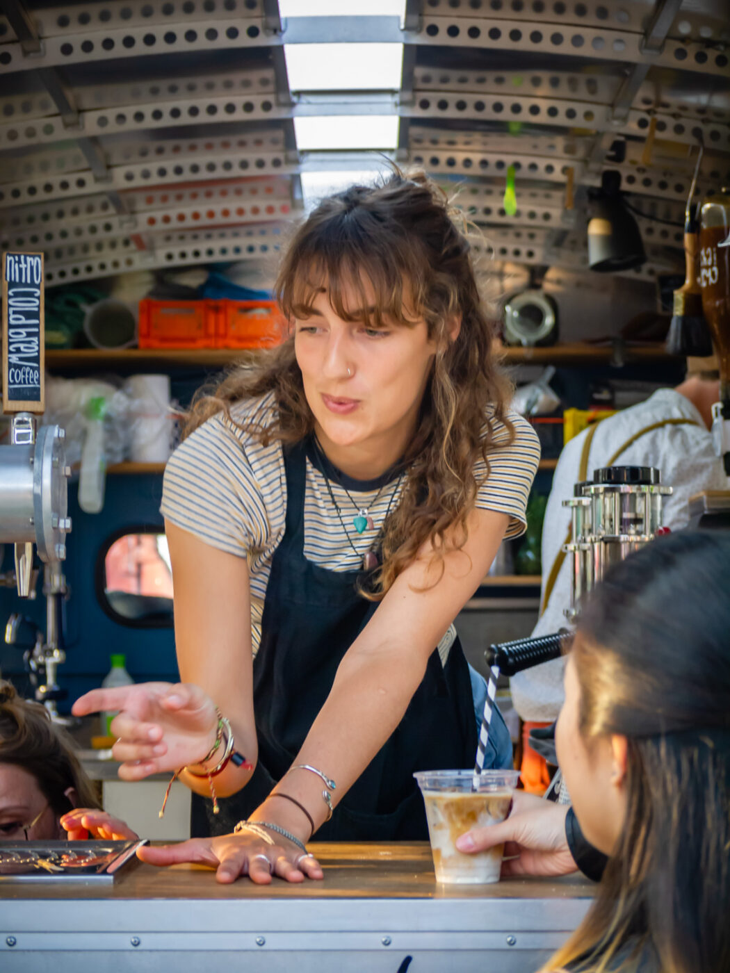 Barista die koffie serveert vanuit har food-truck op de Rollende Keukens in Amsterdam - Environmental portrait- ©GittaPolak
